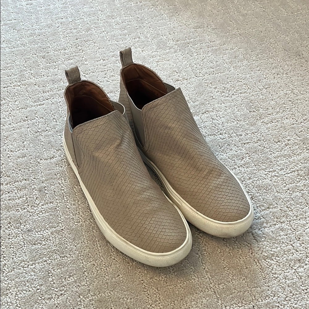 Woman’s Report slip on tan sneakers size 9